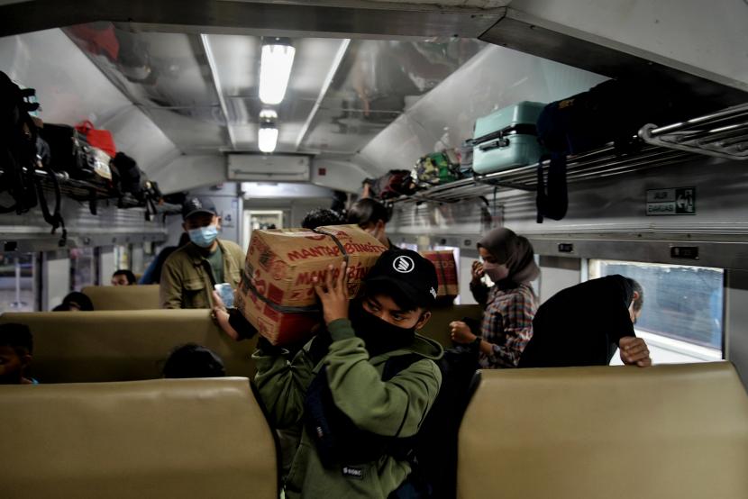 Penumpang menaiki kereta api Airlangga jurusan Surabaya Pasarturi di Stasiun Pasar Senen, Jakarta, Ahad (10/4/2022).