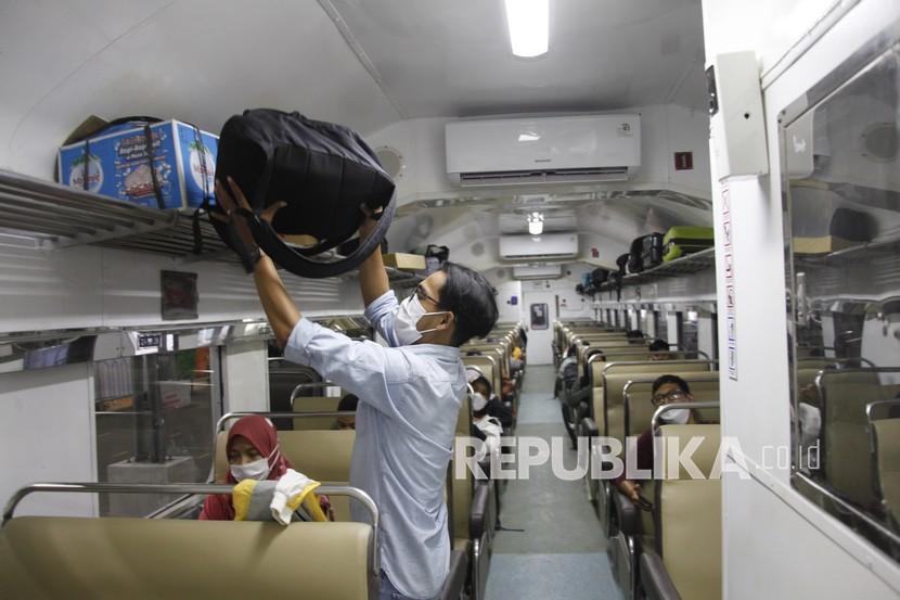 Penumpang menaiki Kereta Api (KA) Ranggajati rute Jember-Cirebon di Stasiun Balapan Solo, Jawa Tengah. Warga Solo Diimbau Perhatikan Syarat Baru Aturan Perjalanan Jarak Jauh