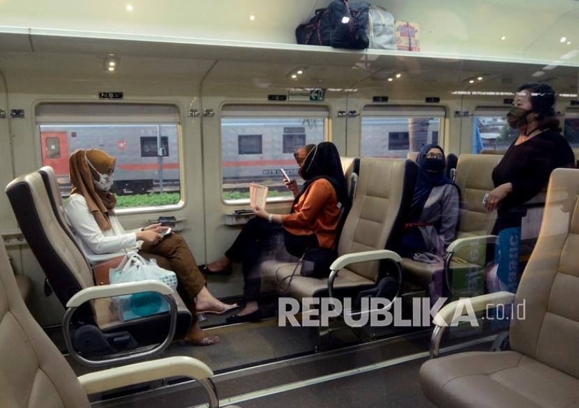 Penumpang menaiki Kereta Api mmenuju Baturaja (ilustrasi). Penjualan tiket kereta api di Stasiun Baturaja, Kabupaten Ogan Komering Ulu, Sumatra Selatan, tujuan Baturaja-Pelembang habis terjual.