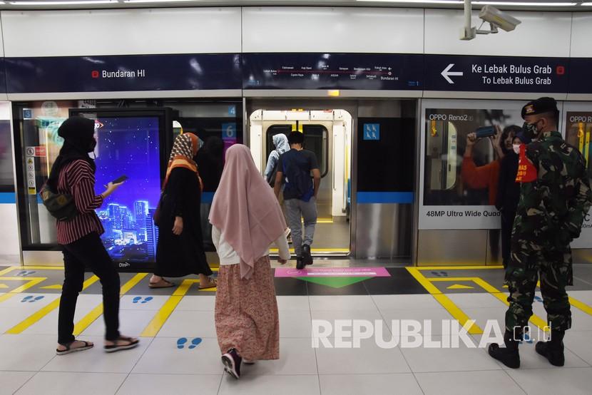 Penumpang menaiki kereta MRT di Stasiun Bunderan HI, Jakarta. Direktur Utama PT MRT Jakarta William Sabandar mengatakan ada dorongan menggunakan 
