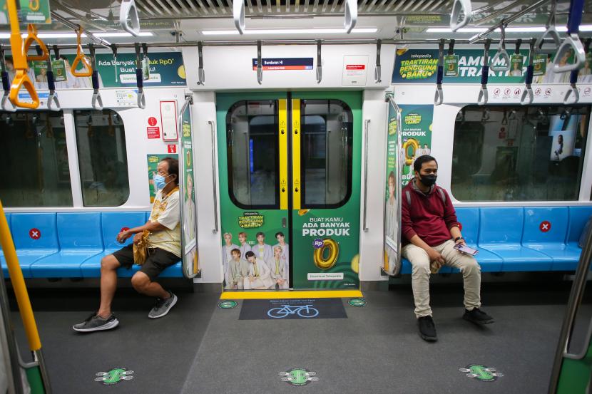 Penumpang menaiki MRT di Stasiun Bundaran HI, Jakarta, Senin (3/1/2022). PT MRT Jakarta (Perseroda) melepas tanda jaga jarak pada tempat duduk di dalam kereta serta akan memberlakukan kapasitas penumpang maksimal 100 persen mulai Senin (14/3/2022).
