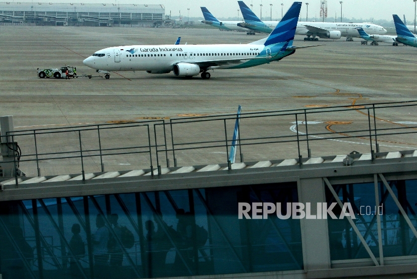 Penumpang menaiki pesawat di Terminal 3 Bandara Soekarno Hatta, Tangerang, Banten, Ahad (16/7).
