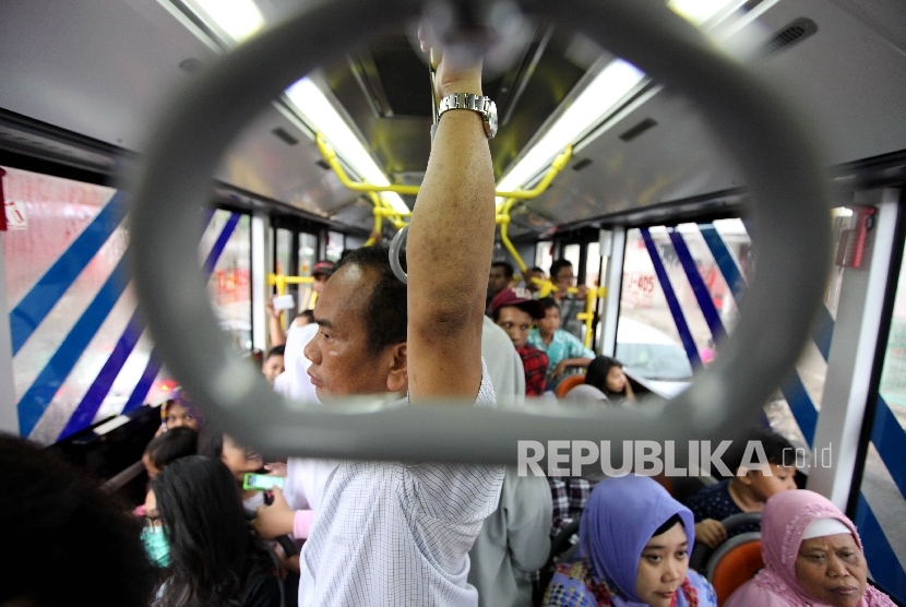 Penumpang bus Transjakarta koridor 13 Tendean-Ciledug. (ilustrasi)