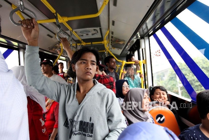 Penumpang menaiki transportasi Transjakarta saat dilakukannya uji coba koridor 13 Tendean-Ciledug, Jakarta, Ahad (13/8).