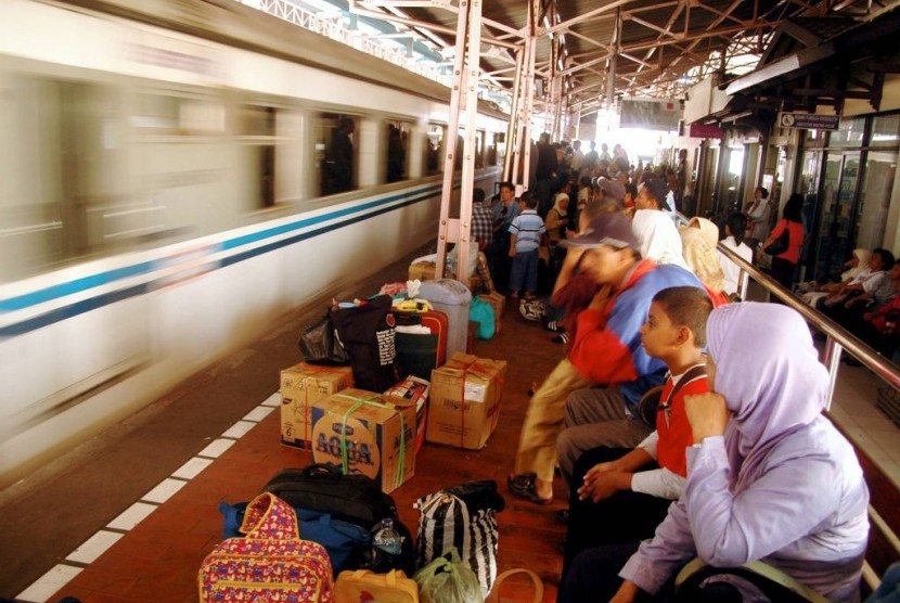 Penumpang menanti kereta di Stasiun Solo Balapan.