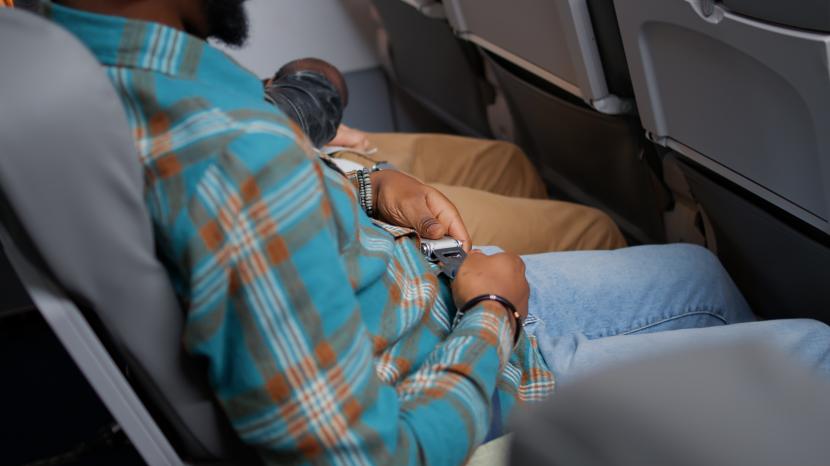 Seorang penumpang mengalami perut kembung saat naik pesawat (ilustrasi). Rasa sakit ini dapat diatas dengan beberapa cara simpel.