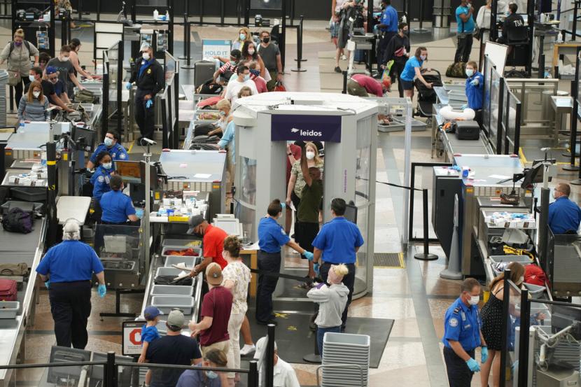Penumpang mengantre di pos pemeriksaan keamanan di Bandara Internasional Denver, Amerika Serikat pada 24 Agustus 2021. Pusat Pengendalian dan Pencegahan Penyakit (CDC) dan Departemen Luar Negeri Amerika Serikat menyarankan warga AS agar tidak bepergian ke 15 negara dan wilayah.