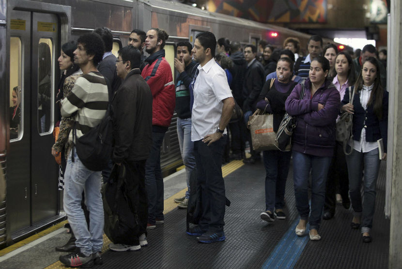 Penumpang mengantre untuk masuk kereta di Stasiun Subway Estacao da Se, Sao Paulo, Brasil. 