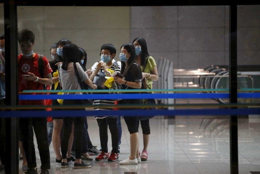 Penumpang mengenakan masker untuk menghindari dari penyakit MERS di bandara Incheon, Korea Selatan, (2/6).