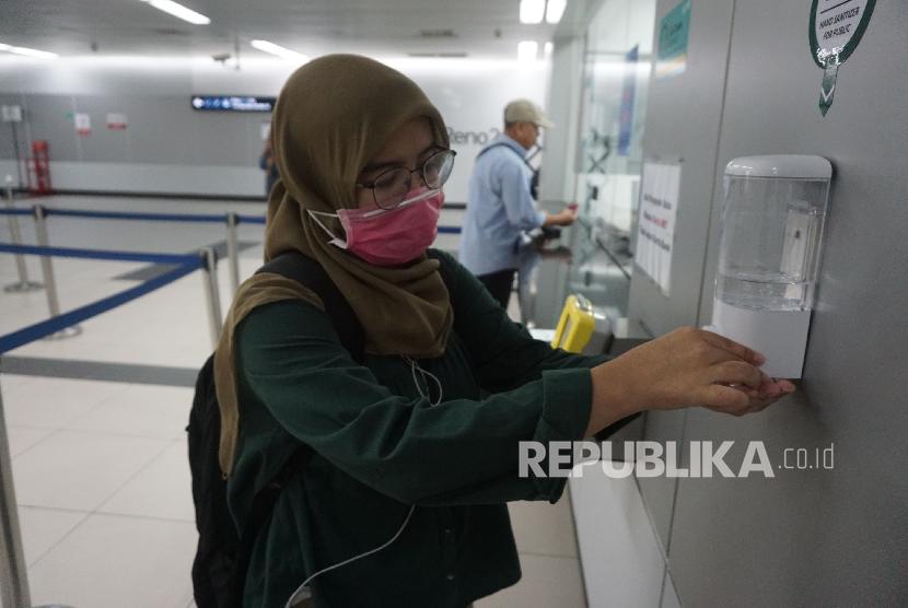 MRT Jakarta Batasi Waktu Operasi Sampai Pukul 18.00 WIB. Penumpang menggunakan antiseptik atau hand sanitizer di Stasiun MRT Bundaran HI, Jakarta.