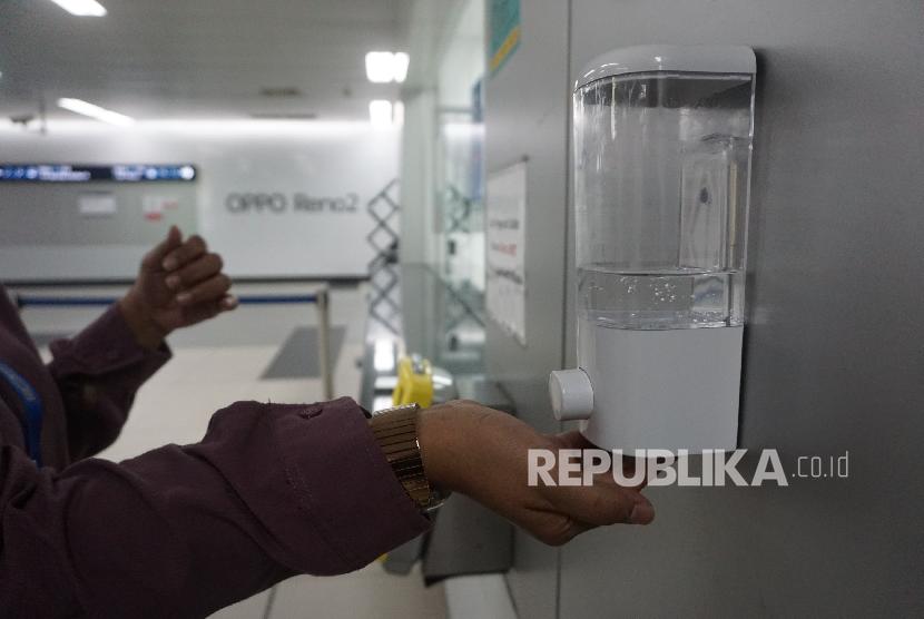Penumpang menggunakan hand sanitizer di Stasiun MRT Bundaran HI, Jakarta, Selasa (3/3). Hand sanitizer tetap dapat digunakan dengan aman selama tidak berlebihan.