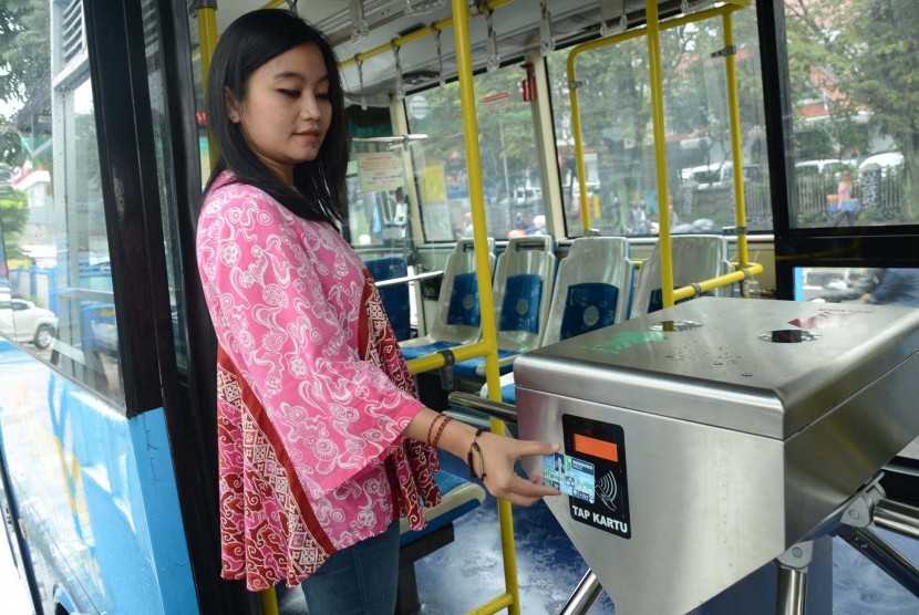 Penumpang menggunakan kartu Bandung Smart Car pada uji coba penggunaan tiket elektronik bus Trans Metro Bandung (TMB), di halte bus TMB Koridor II, Jl Ahmad Yani, Kota Bandung, beberapa waktu lalu..