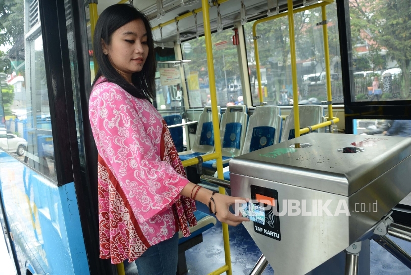 Penumpang menggunakan kartu Bandung Smart Car pada uji coba penggunaan tiket elektronik bus Trans Metro Bandung (TMB), di halte bus TMB Koridor II, Jalan Ahmad Yani, Kota Bandung, Jumat (11/3).(Republika/Edi Yusuf)