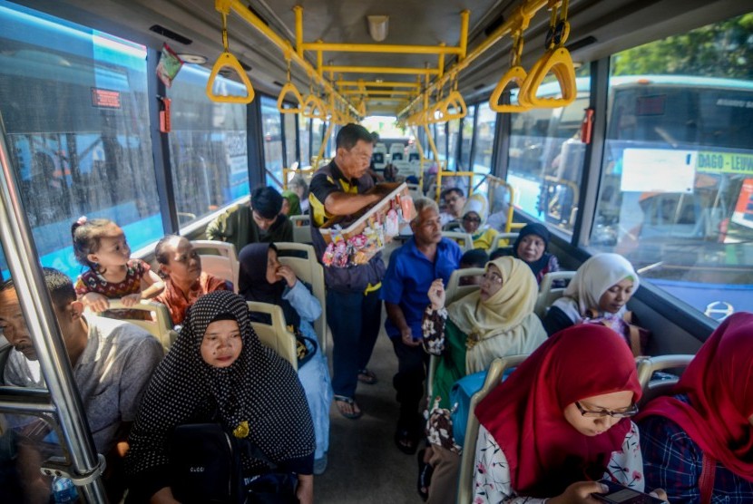 Penumpang menunggu keberangkatan bus Trans Metro Bandung (TMB) di Terminal Leuwi Panjang, Bandung, Jawa Barat, Rabu (3/4/2019). 