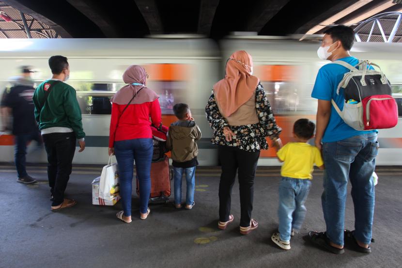 Penumpang menunggu kedatangan kereta api di Stasiun Gubeng Surabaya, Jawa Timur, ilustrasi.