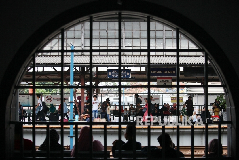 Penumpang menunggu kedatangan kereta di ruang tunggu di Stasiun Pasar Senen,Jakarta, Ahad (26/6).