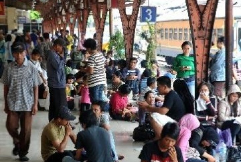Penumpang menunggu kedatangan kereta di Stasiun Senen.
