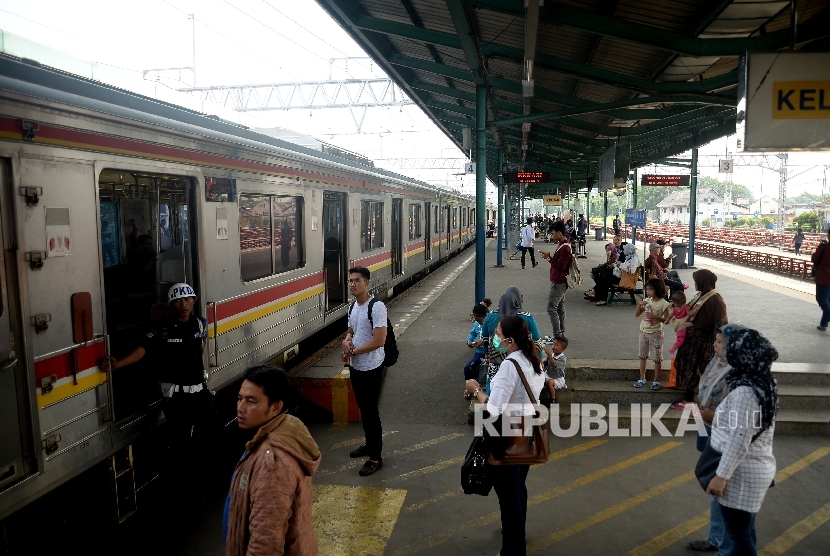 [ilustrasi] Penumpang menunggu kereta commuterline di Stasiun Manggarai, Jakarta.