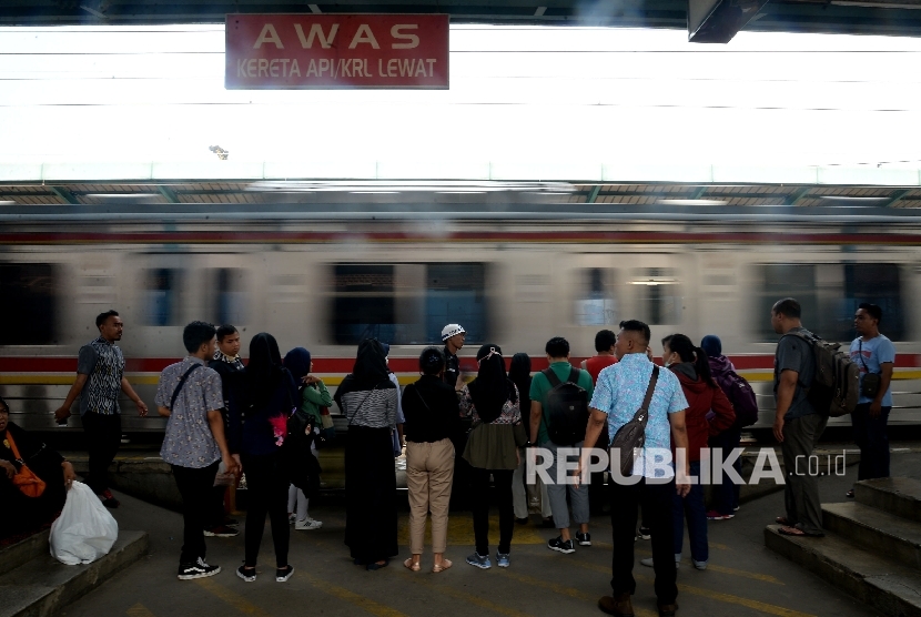 Penumpang menunggu kereta commuter line di Stasiun Manggarai, Jakarta (ilustrasi)