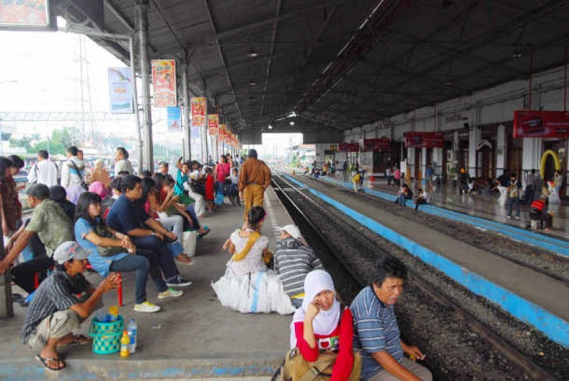 Penumpang menunggu kereta di Stasiun Bogor (ilustrasi)