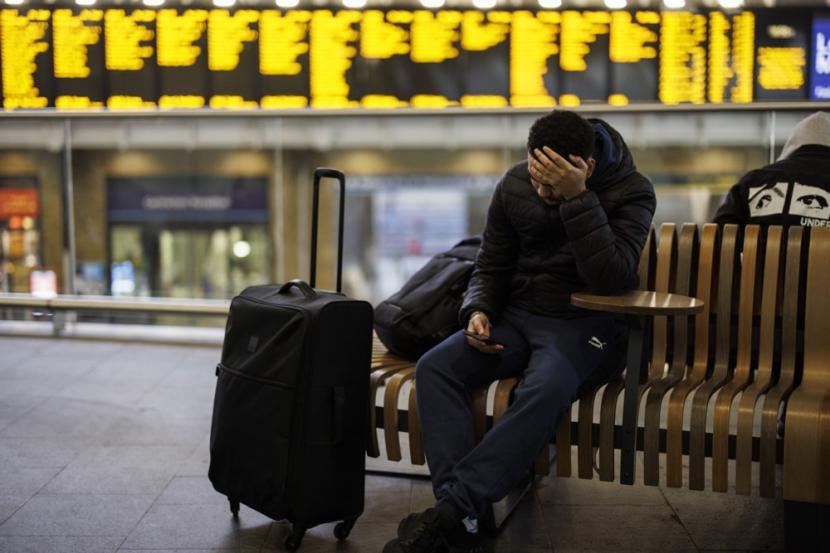 Penumpang menunggu kereta di stasiun Kings Cross, London, Inggris, (ilustrasi) 