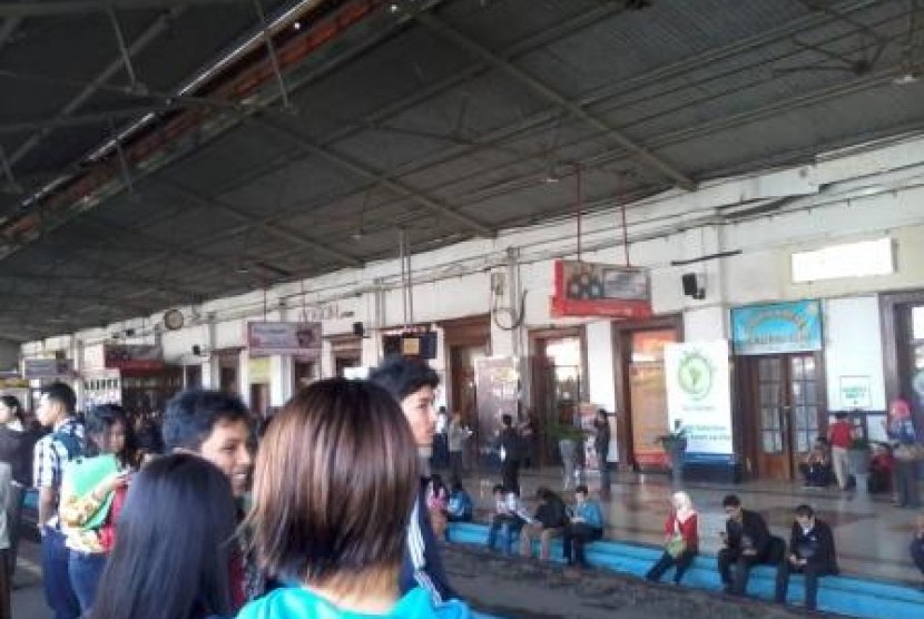 Penumpang menunggu KRL di Stasiun Bogor