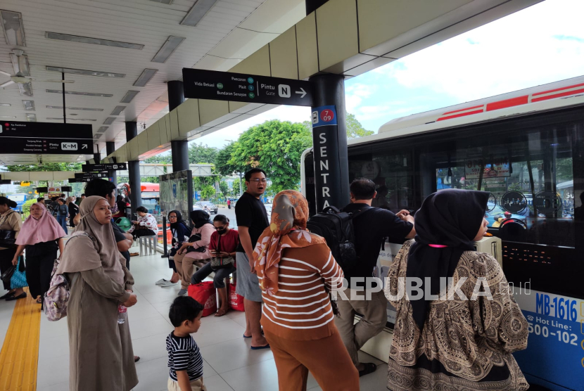 Penumpang menunggu Tranjabodetabek B41 jurusan Cawang Sentral - Vida Bekasi di Gate N Halte Cawang Sentral, Jakarta Timur, Ahad (15/6/2025) siang.
