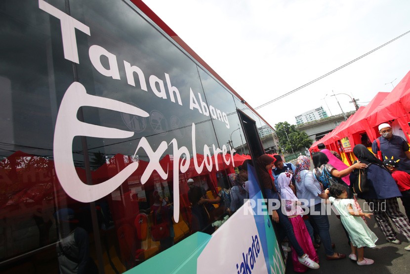 Penumpang menuruni bus Transjakarta Tanah Abang Explorer di Tanah Abang, Jakarta, Selasa (26/12). 