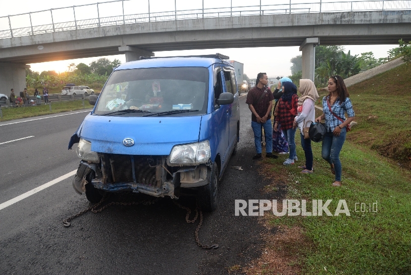 Penumpang mobil bernopol B 1584 UOG yang mengalami kecelakaan tunggal dievakuasi petugas di 120 km Tol Cipali (Cikampek-Palimanan), Jabar, Sabtu (24/6). Mobil yang mengangkut 11 orang penumpang yang akan mudik ke Brebes tersebut mengalami pecah ban kemudian mobil oleng menabrak pembatas jalan. Tidak ada korban dalam kejadian tersebut.