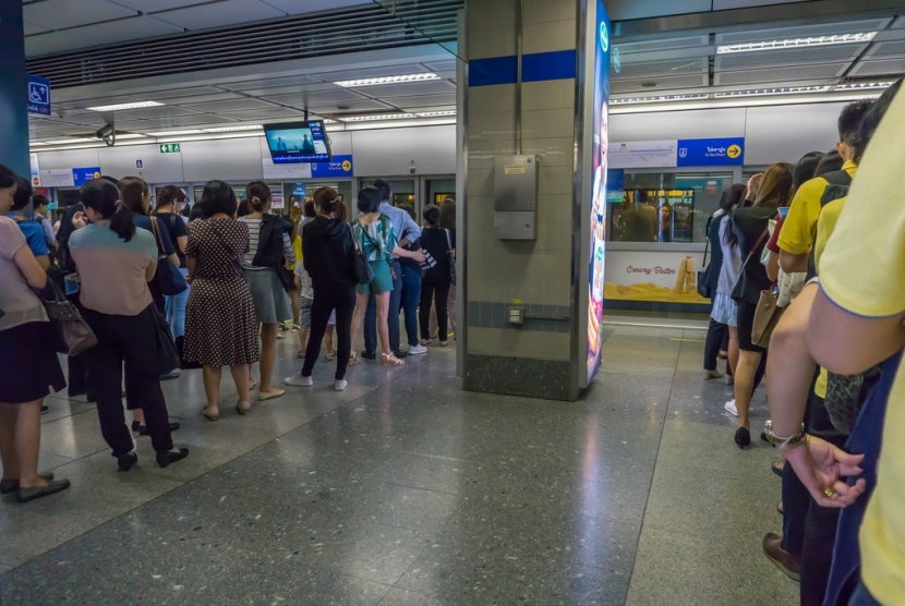 Penumpang MRT mengantre masuk kereta saat jam sibuk di salah satu stasiun MRT di Bangkok, Thailand. Batasan penumpang di Thailand dicabut namun tetap menerapkan protokol kesehatan. Ilustrasi.