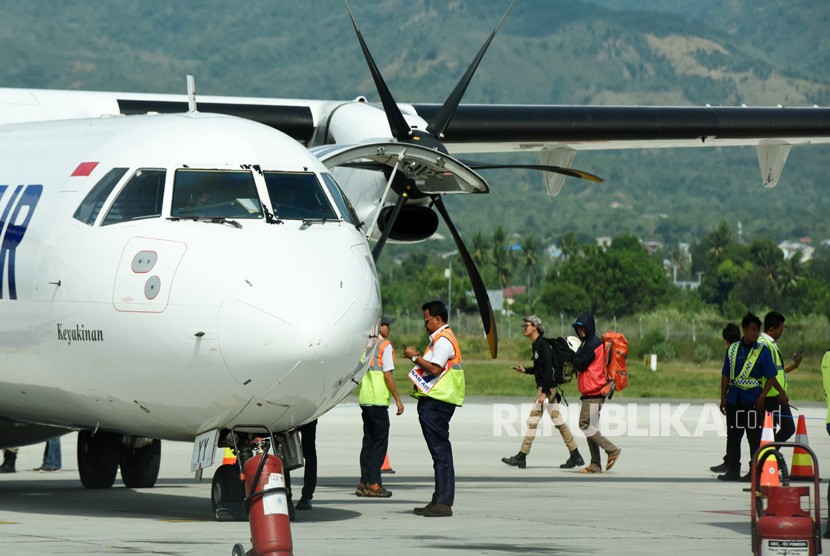 Penumpang naik ke pesawat saat akan berangkat di Bandara Mutiara SIS Al Jufri Palu, Sulawesi Tengah, Senin (15/10).