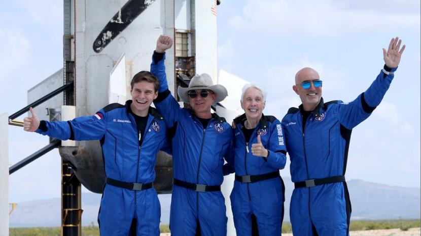 Penumpang New Shepard  Jeff Bezos, saudaranya Mark, penerbang perintis Wally Funk dan Oliver Daemen yang berusia 18 tahun berhasil terbang ke luar angkasa, Selasa (20/7)