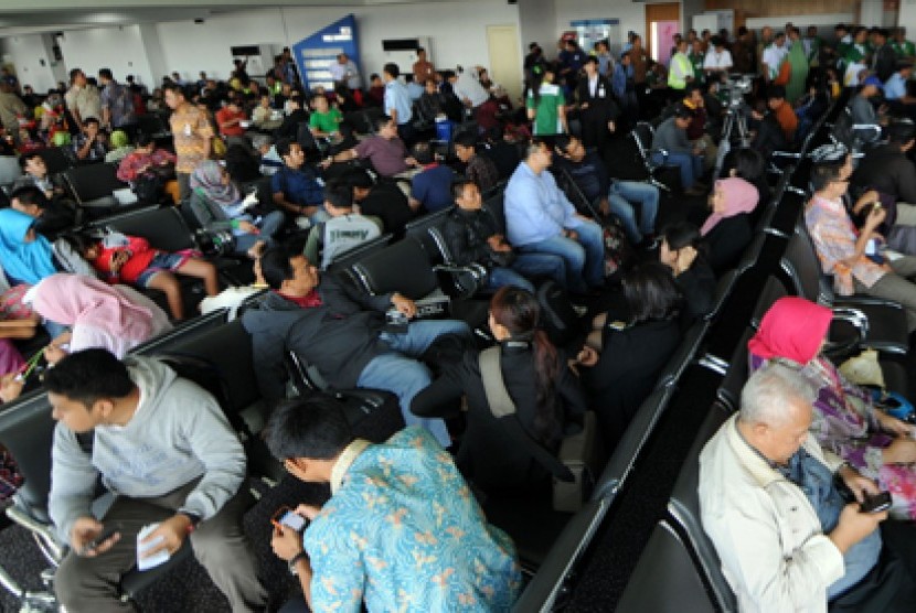 Penumpang-penumpang menunggu jadwal keberangkatan pesawat di ruang tunggu Terminal Keberangkatan Bandara Halim Perdanakusuma, Jakarta.