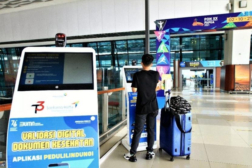 Penumpang pesawat dari luar negeri setibanya di bandara Indonesia diwajibkan menjalani tes RT-PCR guna mengantisipasi dan menghalau kasus impor (imported case) Covid-19. 