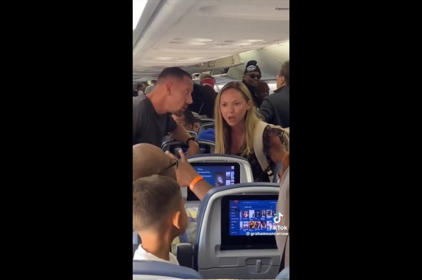 Tangkapan layar video penumpang pesawat Delta Air Lines bertengkar soal sandaran kursi.