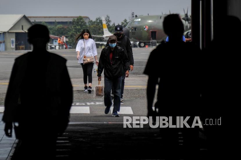 Penumpang pesawat komersil dari Balikpapan tiba di Bandara Husein Sastranegara, Bandung, Jawa Barat, Selasa (15/2/2022). Pemerintah berencana akan mengurangi durasi karantina bagi pelaku perjalanan luar negeri menjadi tiga hari pada 1 Maret 2022 mendatang.