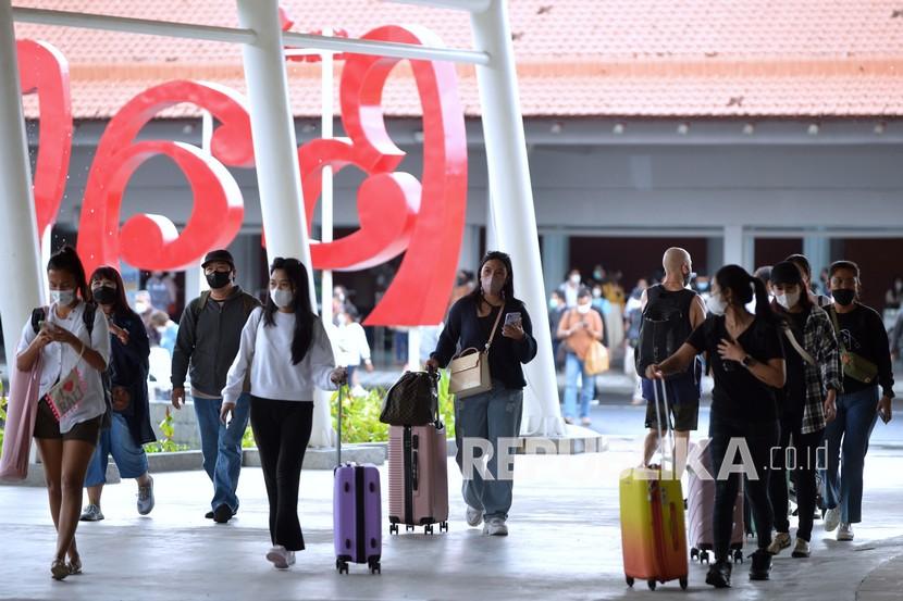 Penumpang pesawat tiba di Terminal Domestik Bandara Internasional I Gusti Ngurah Rai, Badung, Bali, Selasa (5/4/2022). Bandara Internasional I Gusti Ngurah Rai Bali melayani sebanyak 343.104 orang penumpang rute domestik maupun internasional pada periode 29 April-8 Mei 2022 atau selama 10 hari masa libur lebaran 2022.