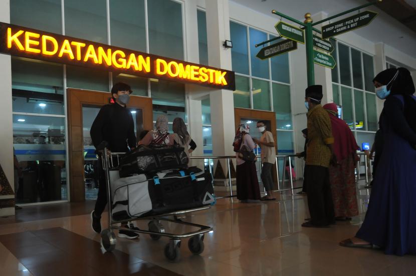 Penumpang pesawat tiba di terminal kedatangan Bandara Adi Soemarmo, Boyolali, Jawa Tengah, Rabu (27/4/2022). Untuk melayani mudik Hari Raya Idul Fitri 1443 H, PT Angkasa Pura I Bandara Adi Soemarmo menambah jam operasional bandara menjadi 13 jam serta penambahan 