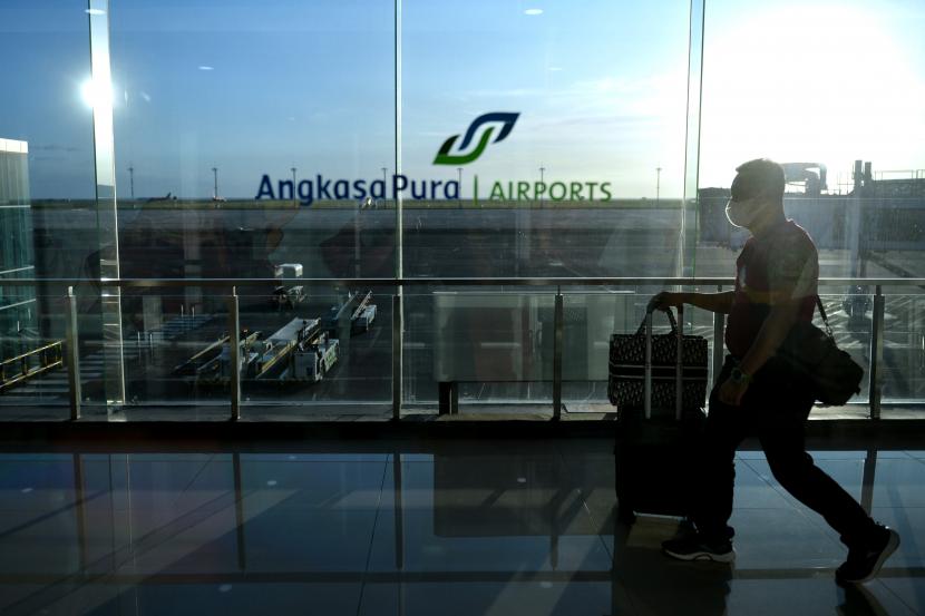 Penumpang pesawat udara berjalan membawa barang bawaan di Terminal Domestik Bandara Internasional I Gusti Ngurah Rai, Badung, Bali, Rabu (6/7/2022). PT Angkasa Pura I (Persero) melayani sebanyak 4.715.166 penumpang dan 39.706 pergerakan pesawat udara di 15 bandara yang dikelola sepanjang bulan Juni 2022.
