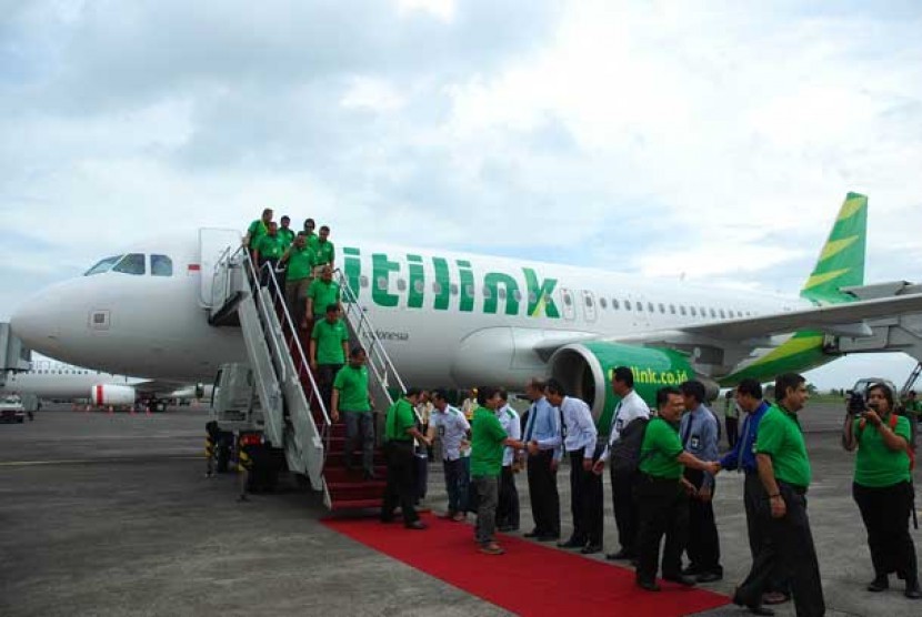 Penumpang peserta Wisata Terbang Citilink turun dari pesawat maskapai Citilink Airbus A320 di Denpasar, Bali. Senin (27/5). 