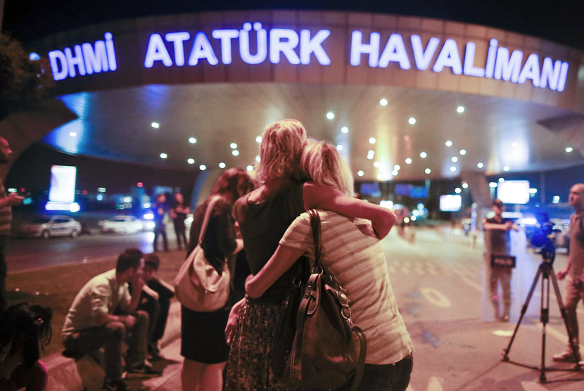  Penumpang saling berpelukan saat di evakuasi setelah ledakan bom bunuh diri  di bandara Ataturk Istanbul, Turki, Rabu, (29/6). 