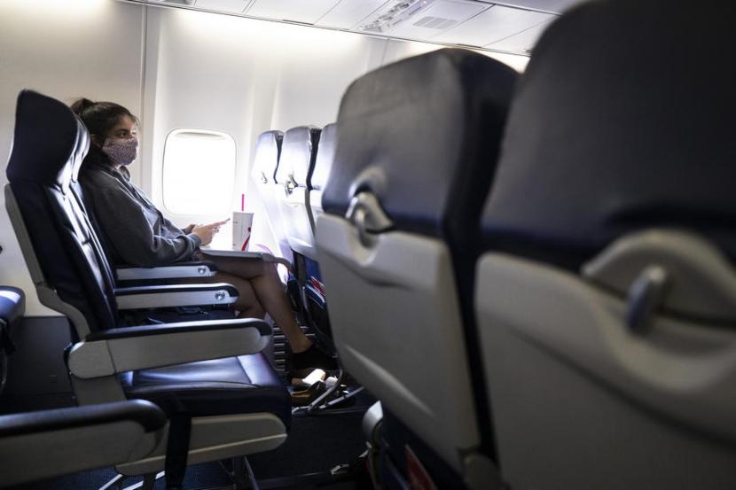 Penumpang Southwest Airline duduk di kursi samping jendela pesawat. Jendela di pesawat dibuat dengan tujuan khusus. 
