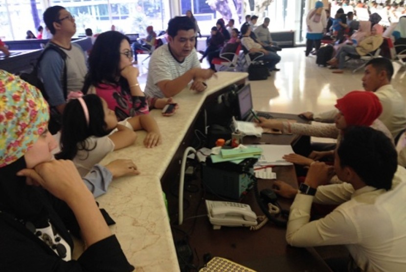 Penumpang Sriwijaya memprotes petugas bandara akibat delay dua jam