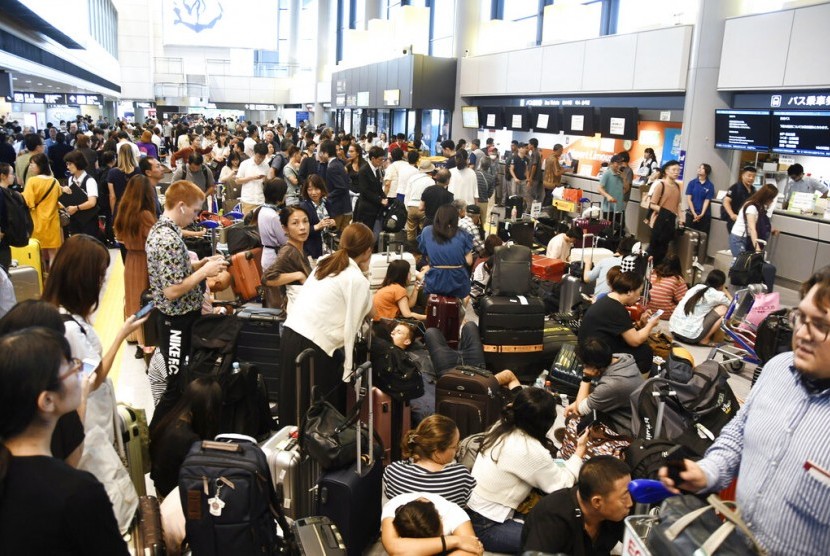 Penumpang telantar di Bandara Narita, Tokyo akibat badai faxai, Senin (9/9).