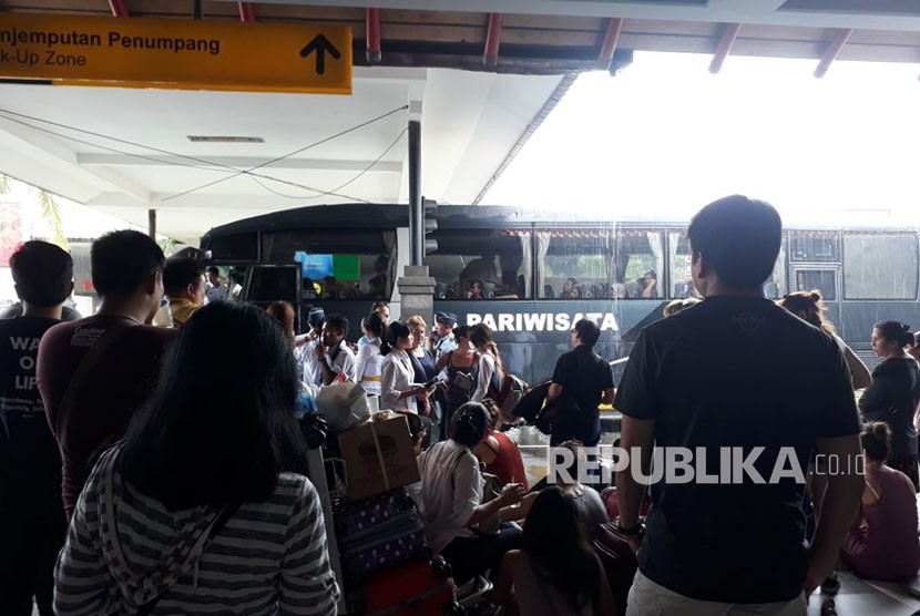 Penumpang terdampak penutupan Bandara Internasional I Gusti Ngurah Rai diberangkatkan ke terminal terdekat menggunakan bus gratis kerja sama pemerintah Provinsi Bali, Perum Damri, dan Organda. 