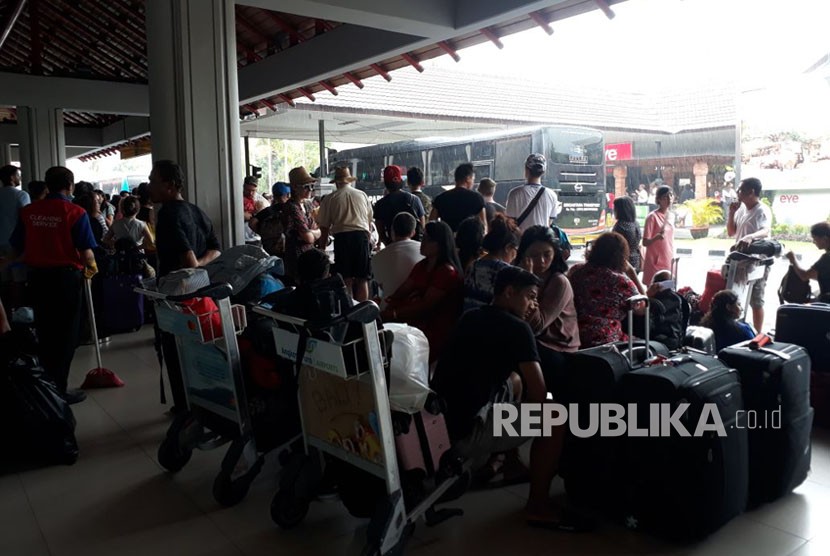 Passengers affected by Ngurah Rai airport closure.