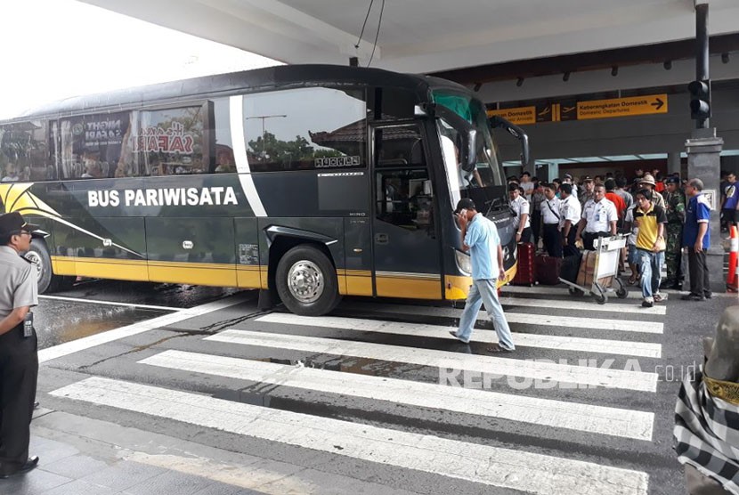 Penumpang terdampak penutupan Bandara Internasional I Gusti Ngurah Rai diberangkatkan ke terminal terdekat menggunakan bus gratis kerja sama pemerintah Provinsi Bali, Perum Damri, dan Organda. 