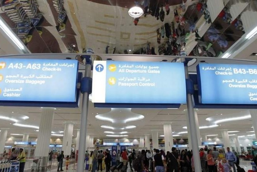 Penumpang terlihat di Bandara Internasional Dubai, Uni Emirat Arab. Bandara Dubai memberikan layanan inovatif selama masa pandemi COvid-19 