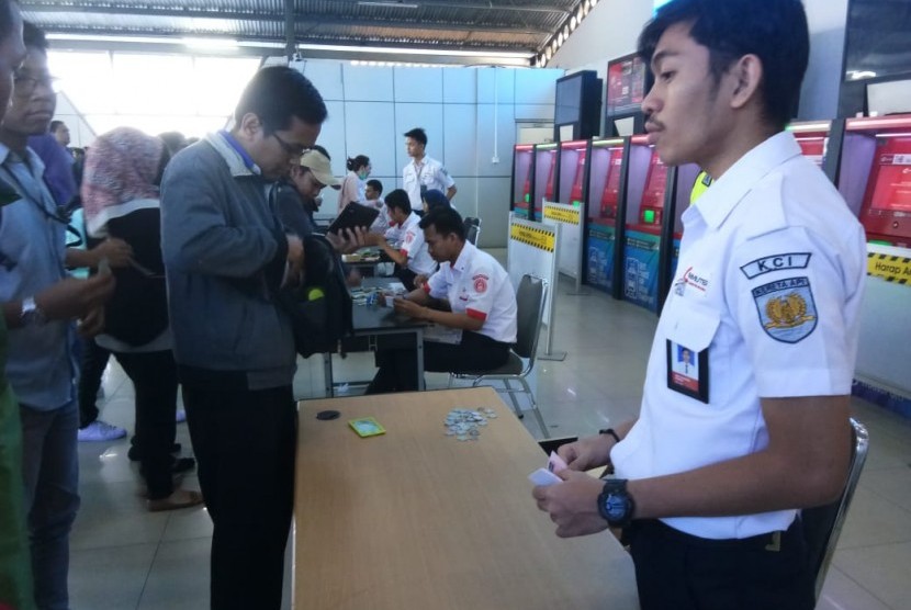 Penumpang terpaksa membeli tiket manual setelah adanya pembaruan sistem ticketing KRL, Senin (23/7).