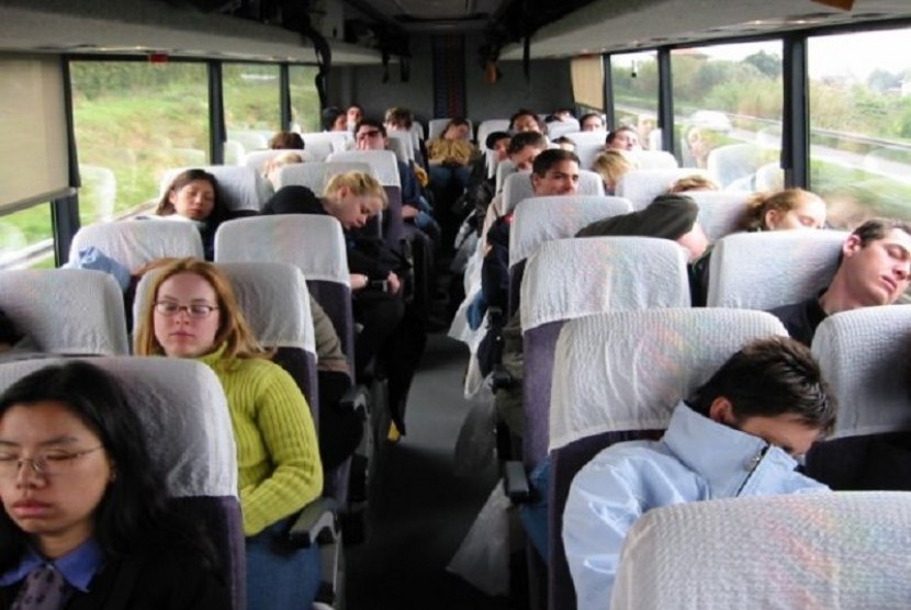 Penumpang tertidur di bus (ilustrasi)